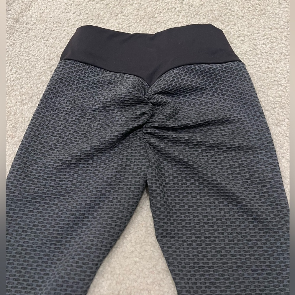 NWOT women’s scrunch viral leggings (size M)